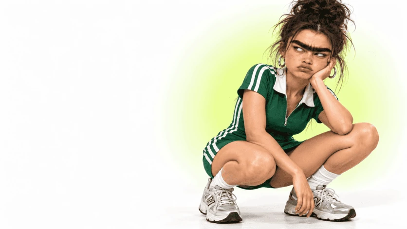 Personnage en tenue verte, sourcils exagérés et expression songeuse
