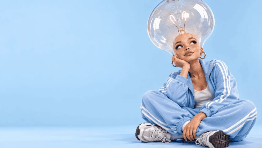 Personnage en survêtement bleu avec une ampoule géante en guise de coiffure