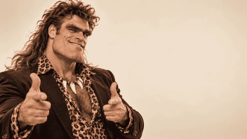 Personnage souriant en veste et chemise léopard, sur fond beige