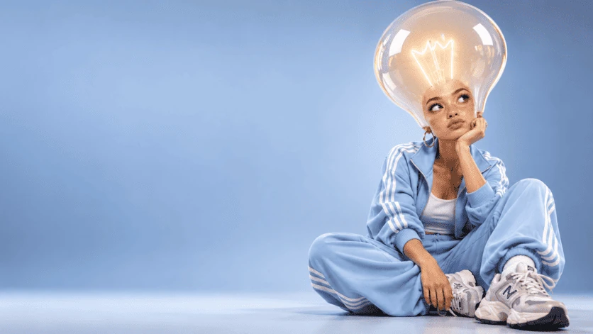 Personnage en tenue bleue avec une ampoule lumineuse en guise de coiffure